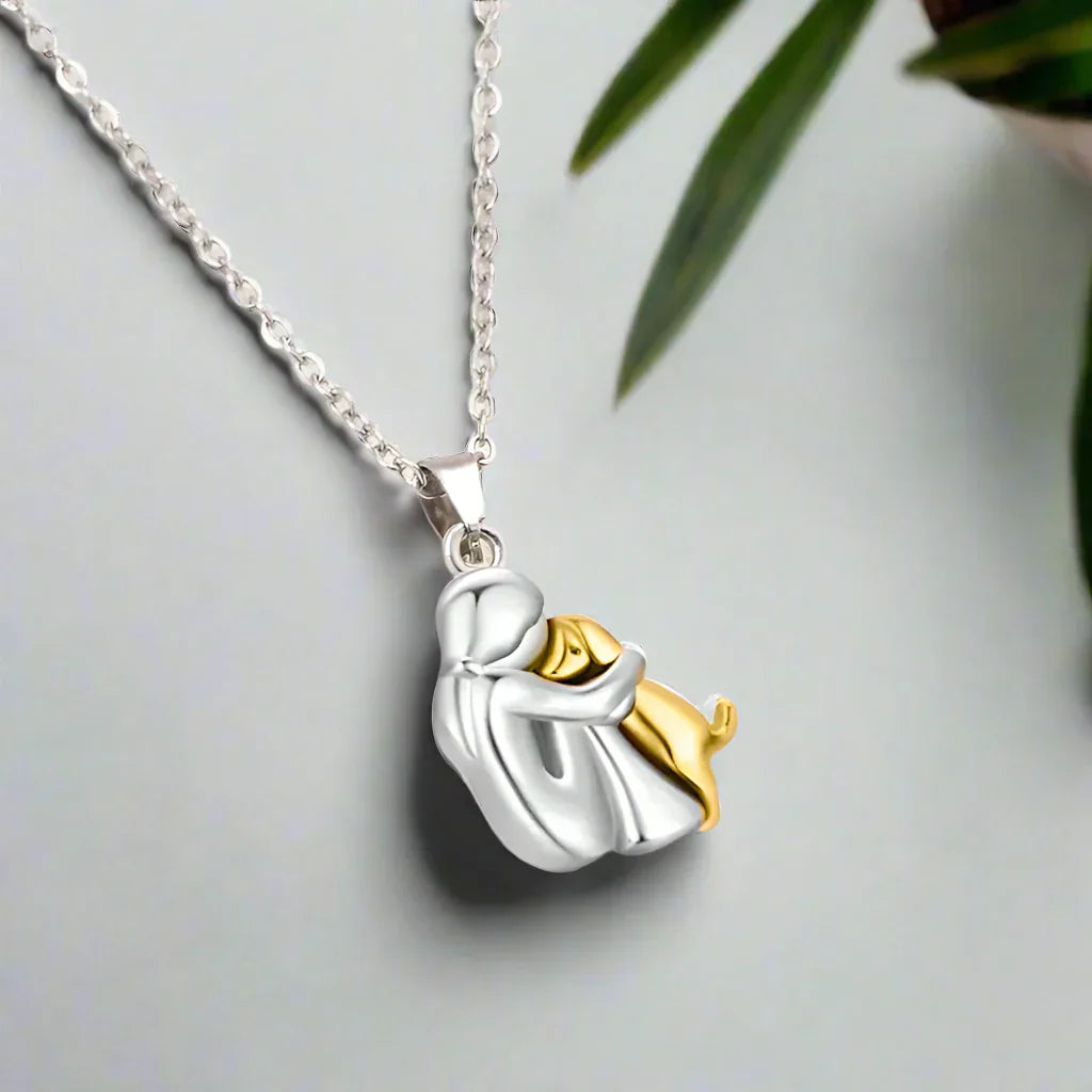 Linnea™ | Halsband med ”Hug”-hänge