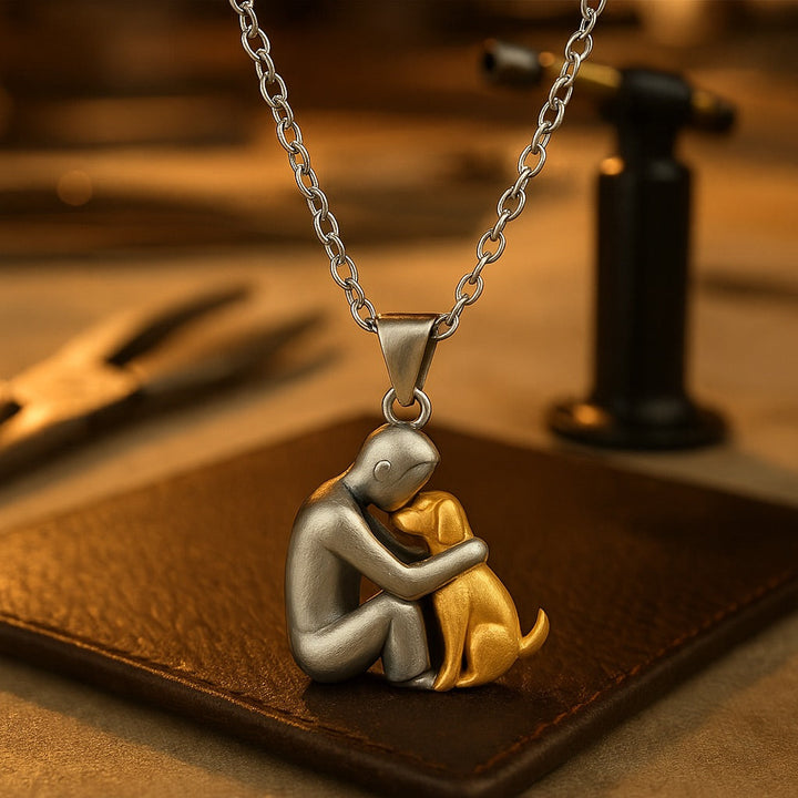 Linnea™ | Halsband med ”Hug”-hänge